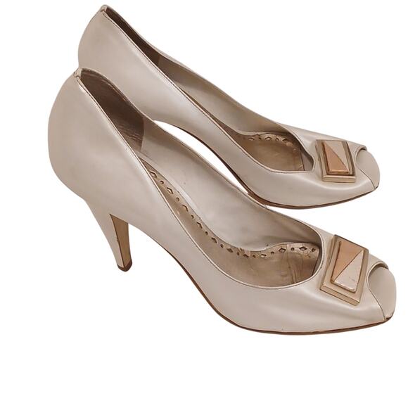 BCBG Leather Heels Open Toe Pumps Sz 10B Ivory Gold Emblem Accent BCBGirls City - Picture 3 of 16